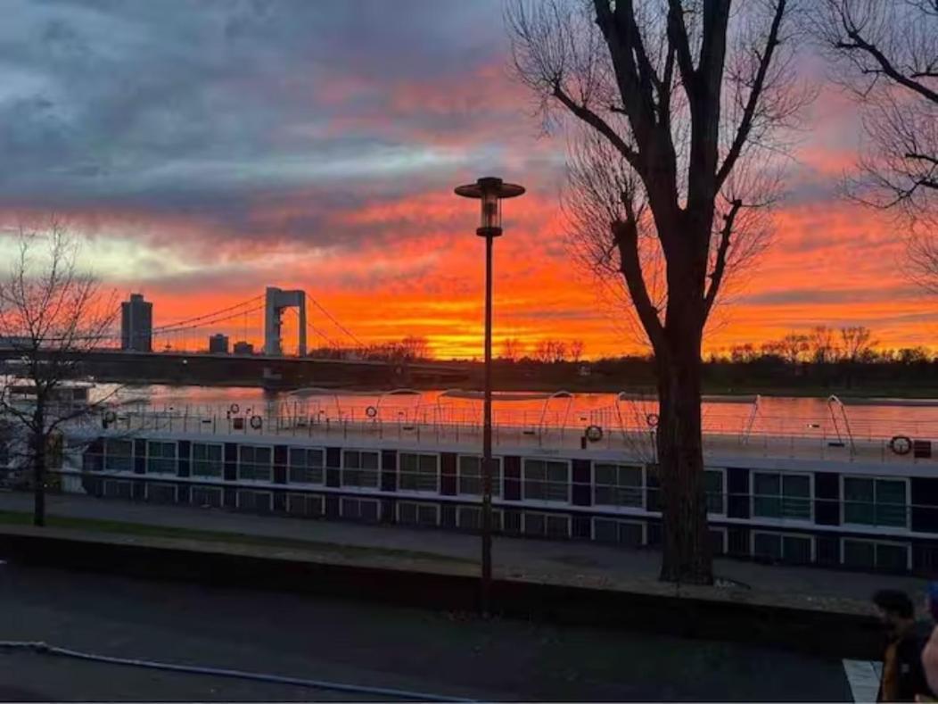 Zimmer In Koeln Esterno foto